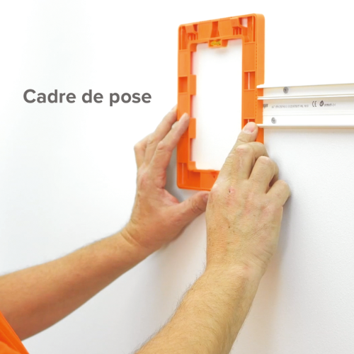 Cadre de pose pour coffret d'alimentation en ABS avec niveau à bulle