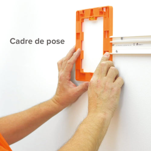 Cadre de pose pour coffret d’alimentation ABS avec niveau à bulle